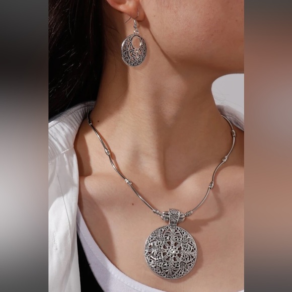 NWT Gorgeous Jewelry Set - Picture 2 of 5